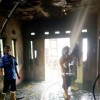 Tim pemadam kebakaran saat memadamkan api yang membakar rumah warga Kramatmulya